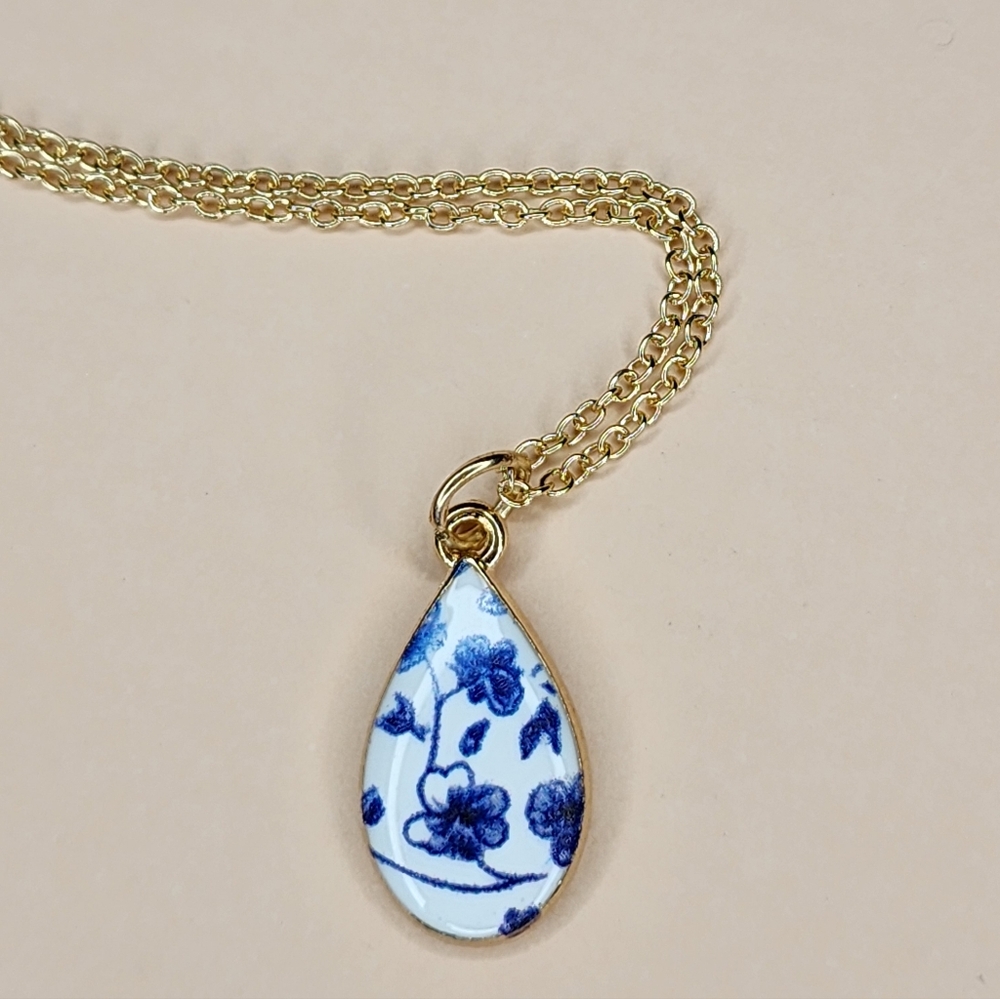​Charming Gold-Tone Blue & White Chinoiserie Teardrop Necklace - Picture 3 of 4